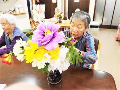 花を活ける高齢の女性