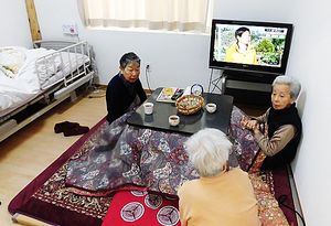 居室でくつろぐ高齢者