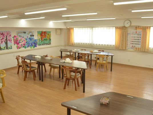 明るい広々とした食堂