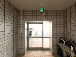 出入り自由な明るいエントランス