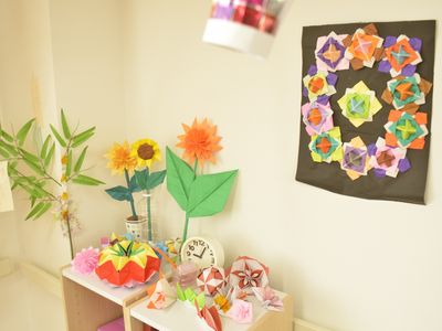 色鮮やかな工作物の居室