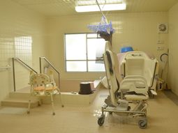 明るい浴室設備