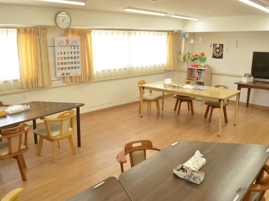 光が入る明るい食堂