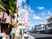 施設の看板と通り  