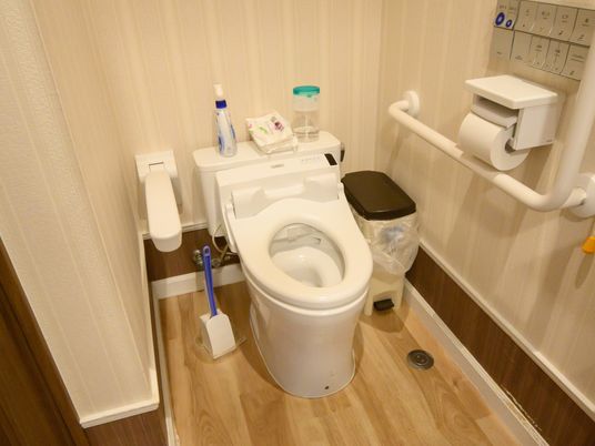 手すり付きトイレの清掃