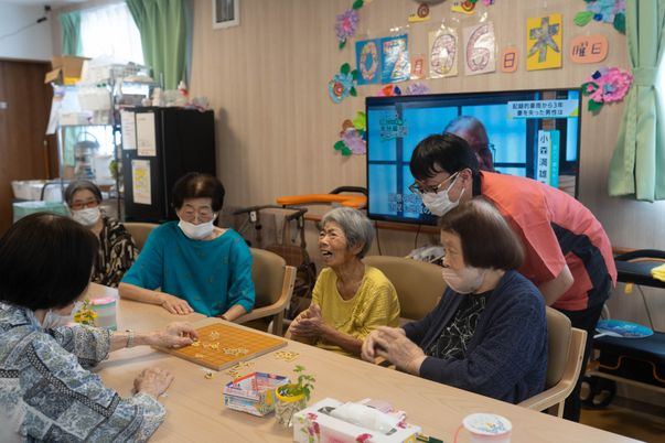 笑顔で介助するスタッフの姿