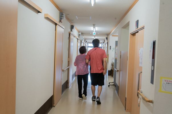廊下を歩く人々