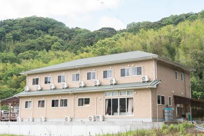 緑豊かな職場の外観