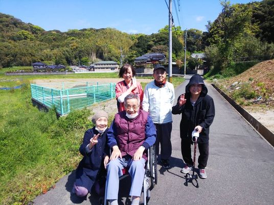 外で笑顔の人々
