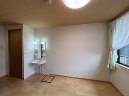 明るい窓のある居室