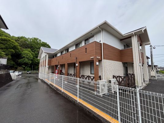落ち着いた雰囲気の建物外観