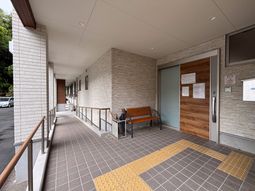 ベンチとエントランス
