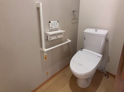 手すり付きの設備トイレ