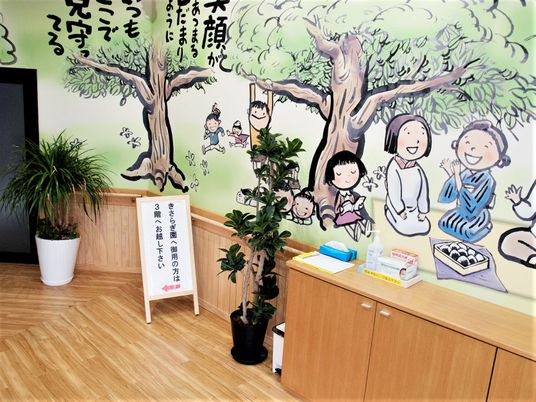明るく清潔な受付