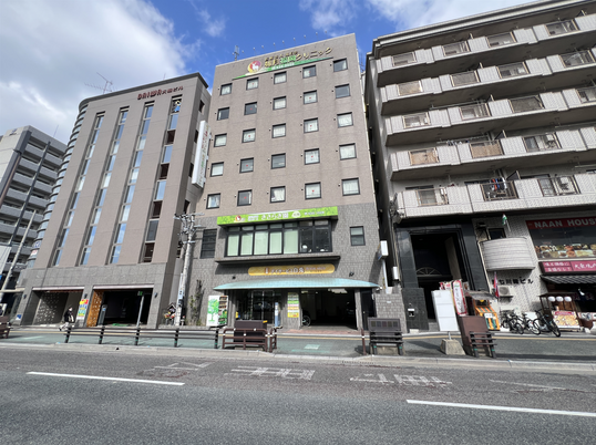 スタッフ募集中の外観