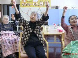 明るいダイニングでの活動