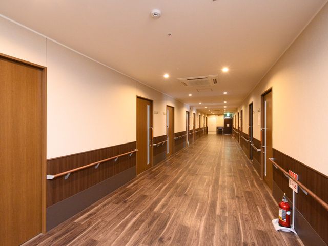 ゆったりとした廊下 廊下 広々としたくつろげる廊下は、手すり完備で安全に配慮されています。