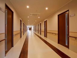 清潔感ある広い廊下