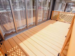 明るい居室のバルコニー