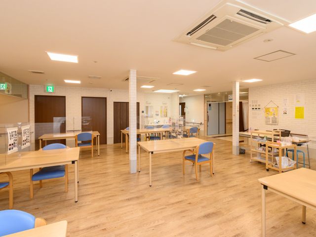 広々とした明るい食堂 ダイニングルーム ゆったりとした食堂では、明るい雰囲気の中で食事を楽しむことができます。テーブルと椅子が配置され、コミュニケーションの場としても最適です。