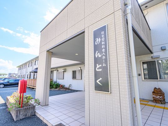 広々とした明るいエントランス