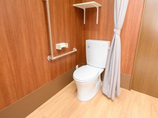 清潔なトイレ空間 トイレ 手すり付きで清潔感のあるトイレです。安全かつ快適にお使いいただけるよう配慮されています。
