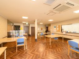 明るい空間の食堂