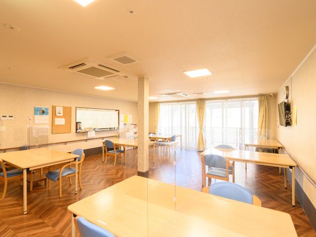 ゆったりした食堂 食堂 明るく広々とした食堂です。窓からの自然光が心地よく、椅子に座った方が談笑されています。