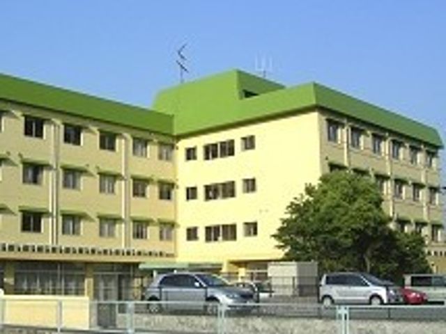 明るい外観の建物 外観 日当たりが良さそうな施設で、職場環境にも気を配っている様子がうかがえます。車も停めやすい広々とした駐車スペースがあります。
