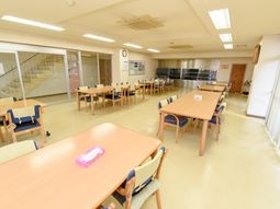 明るい食堂の風景