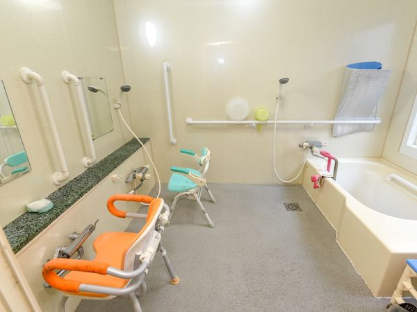 バリアフリーの浴室設備