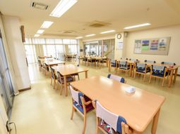 広々とした明るい食堂