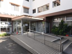 明るいエントランス外観