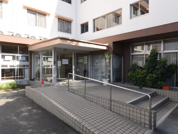 明るいエントランス外観