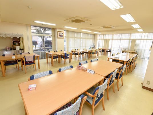 広々とした明るい食堂