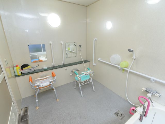 アクセサリブルな浴室 浴室 安全に配慮された床面と手すりが整備された清潔感のある浴室です。機能性を備え、快適なバスタイムをサポートします。
