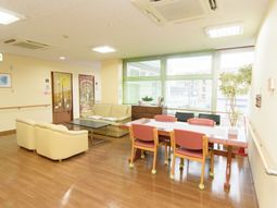 明るい共有ラウンジ