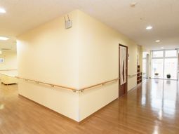 広々とした明るい廊下