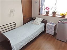 明るい個室のベッドと窓