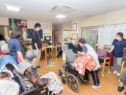 スタッフと利用者の活動風景