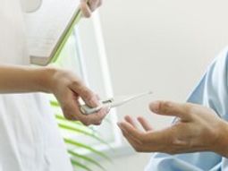 手渡される体温計