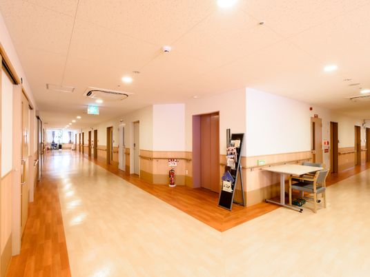 清潔で広々とした廊下の風景