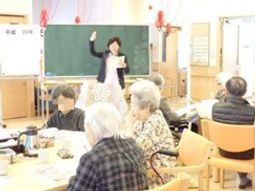 活動する人々とスタッフ