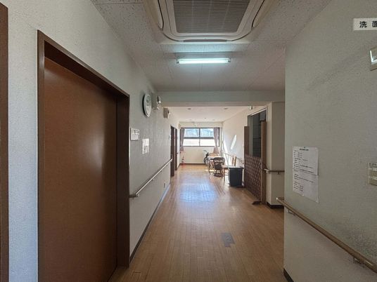 自然光が入る廊下