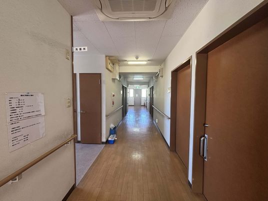 木製の床が印象的な廊下  