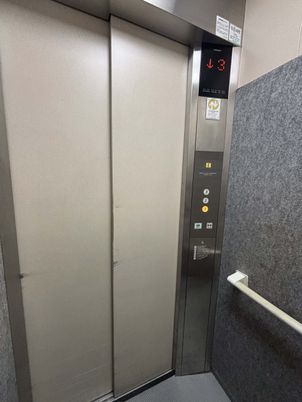 エレベーター内部
