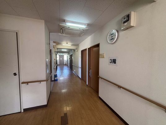 手すり付きの廊下