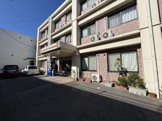 日差しが差し込む外観