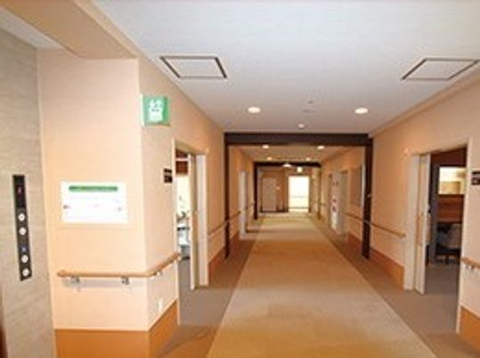 広々とした明るい廊下
