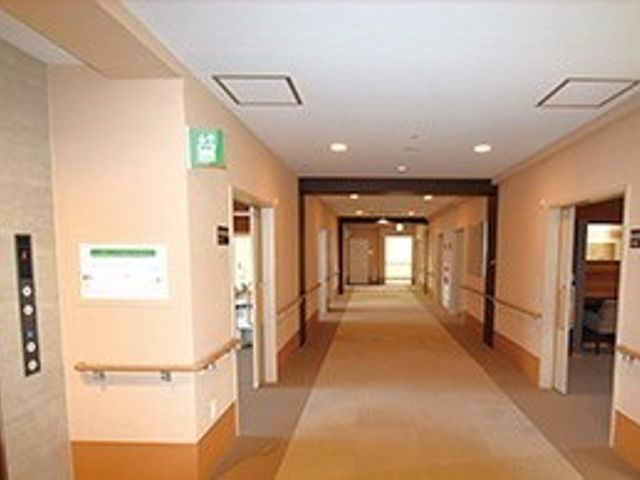 広々とした明るい廊下 廊下 ゆったりとした空間の廊下が、快適で安全な移動を支えます。手すりが設置され、どなたでも安心して歩ける設計です。